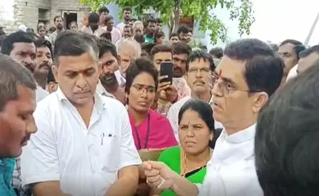 Buggana Rajendranath : మంత్రి బుగ్గనకు నిరసన సెగ.. నిలదీసిన మహిళలు