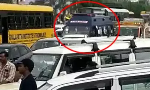 Guntur :  అధికార పార్టీ నేతల అత్యుత్సాహం.. భారీ ట్రాఫిక్ జామ్‌లో చిక్కుకున్న అంబులెన్స్‌..!