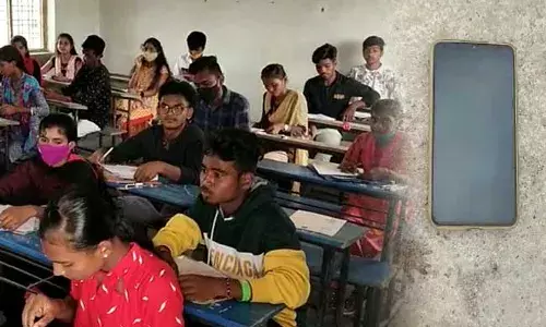 Yadadri :  ఇంటర్మీడియట్‌ పరీక్షల్లో మాస్‌ కాపీయింగ్‌ .. ఎగ్జామ్‌ హాల్‌కి సెల్‌ఫోన్‌ తీసుకొచ్చాడు..!