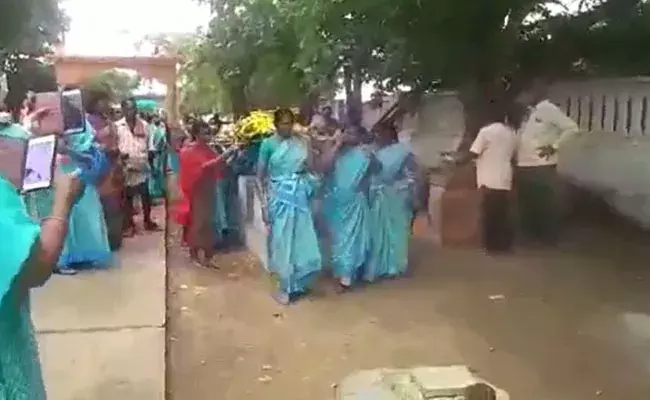 Krishna District: దీనస్థితిలో మహిళ మృతి.. పట్టించుకోని భర్త.. అంగన్వాడీ కార్యకర్తల మానవత్వం.. Krishna District: దీనస్థితిలో మహిళ మృతి.. పట్టించుకోని భర్త.. అంగన్వాడీ కార్యకర్తల మానవత్వం..