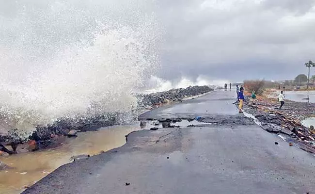 Asani Cyclone: వాయుగుండంగా మారిన అసని తుఫాన్ .. ఇవాళ కోస్తాంధ్రలోని పలు చోట్ల భారీవర్షాలు Asani Cyclone: వాయుగుండంగా మారిన అసని తుఫాన్ .. ఇవాళ కోస్తాంధ్రలోని పలు చోట్ల భారీవర్షాలు