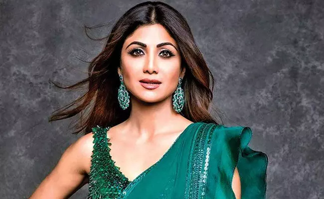 Shilpa Shetty: అందుకోసమే సోషల్ మీడియాకు దూరం.. ఫ్యాన్స్కు నటి షాక్ Shilpa Shetty: అందుకోసమే సోషల్ మీడియాకు దూరం.. ఫ్యాన్స్కు నటి షాక్