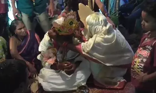 Srikakulam: అబ్బాయి మెడలో అమ్మాయి తాళి.. ఆ ఊళ్లో అదే ఆచారం.. దాంతో పాటు.. Srikakulam: అబ్బాయి మెడలో అమ్మాయి తాళి.. ఆ ఊళ్లో అదే ఆచారం.. దాంతో పాటు..