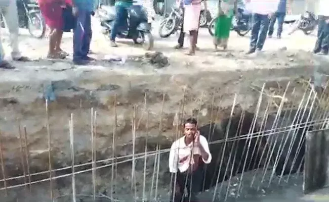 Karimnagar: కరీంనగర్లో ప్రమాదం.. వ్యక్తి దవడ నుంచి తలలోకి దూసుకెళ్లిన ఇనుప చువ్వ.. Karimnagar: కరీంనగర్లో ప్రమాదం.. వ్యక్తి దవడ నుంచి తలలోకి దూసుకెళ్లిన ఇనుప చువ్వ..