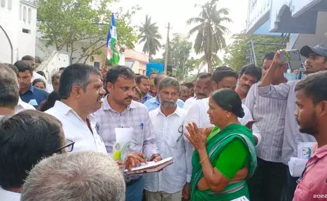 Avanthi Srinivas : సొంత నియోజకవర్గంలో మాజీ మంత్రి అవంతి శ్రీనివాస్‌కు నిరసన సెగ