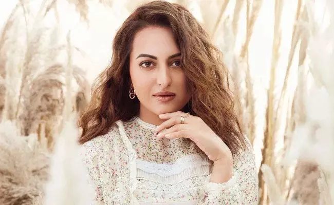 Sonakshi Sinha: ఎంగేజ్మెంట్పై క్లారిటీ ఇచ్చిన సోనాక్షి సిన్హా.. అసలు విషయం ఏంటంటే.. Sonakshi Sinha: ఎంగేజ్మెంట్పై క్లారిటీ ఇచ్చిన సోనాక్షి సిన్హా.. అసలు విషయం ఏంటంటే..