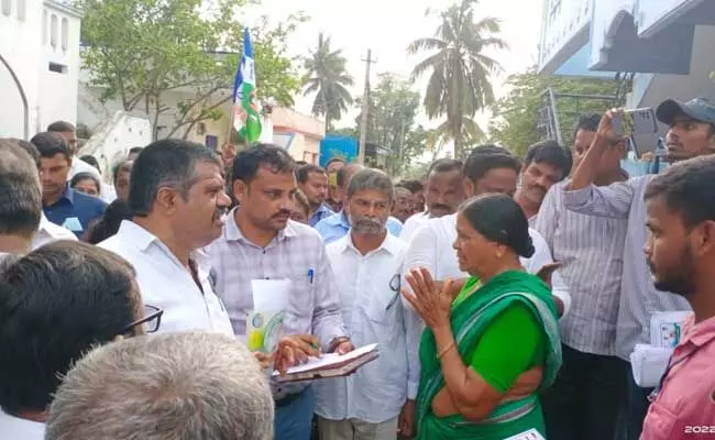 Avanthi Srinivas : సొంత నియోజకవర్గంలో మాజీ మంత్రి అవంతి శ్రీనివాస్కు నిరసన సెగ Avanthi Srinivas : సొంత నియోజకవర్గంలో మాజీ మంత్రి అవంతి శ్రీనివాస్కు నిరసన సెగ