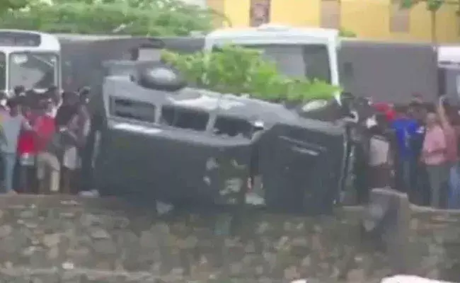 Sri Lanka: శ్రీలంకలో కట్టలు తెంచుకున్న ప్రజల కోపం.. మంత్రి కాన్వాయ్పై దాడి.. Sri Lanka: శ్రీలంకలో కట్టలు తెంచుకున్న ప్రజల కోపం.. మంత్రి కాన్వాయ్పై దాడి..