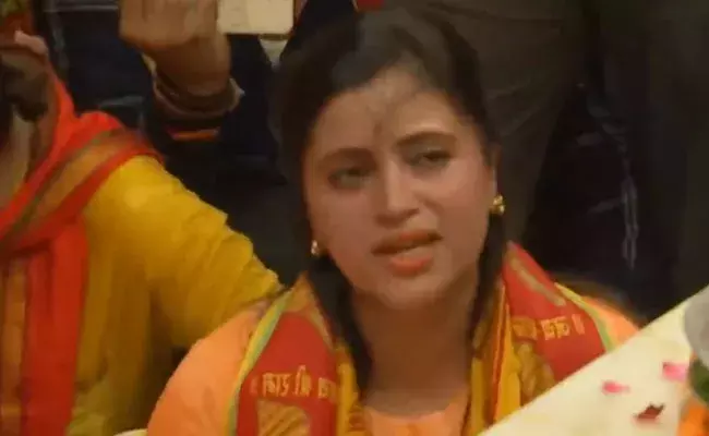 Navneet Kaur Rana: అన్నంత పనీ చేసిన ఎంపీ నవ్నీత్ కౌర్.. హనుమాన్ చాలీసాతో మళ్లీ.. Navneet Kaur Rana: అన్నంత పనీ చేసిన ఎంపీ నవ్నీత్ కౌర్.. హనుమాన్ చాలీసాతో మళ్లీ..