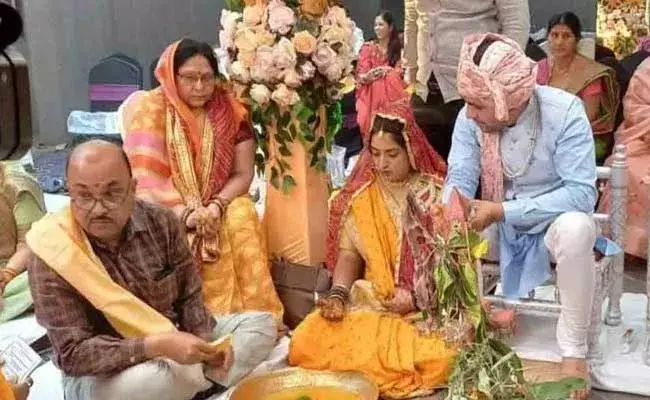 Madhya Pradesh: కరోనాతో కొడుకును కోల్పోయారు.. కోడలికి మళ్లీ పెళ్లి చేసి అమ్మానాన్నలయ్యారు.. Madhya Pradesh: కరోనాతో కొడుకును కోల్పోయారు.. కోడలికి మళ్లీ పెళ్లి చేసి అమ్మానాన్నలయ్యారు..