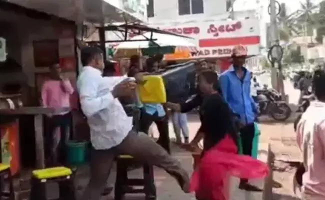 Karnataka : మహిళా లాయర్  పై విచక్షణారహితంగా దాడి.. వీడియో వైరల్ Karnataka : మహిళా లాయర్  పై విచక్షణారహితంగా దాడి.. వీడియో వైరల్