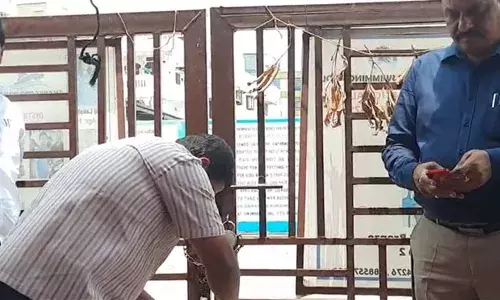 Nagole: స్విమ్మింగ్ పూల్లో పడి చనిపోయిన బాలుడు.. అధికారుల చర్యలు.. Nagole: స్విమ్మింగ్ పూల్లో పడి చనిపోయిన బాలుడు.. అధికారుల చర్యలు..
