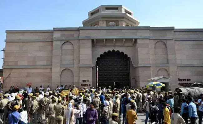 Varanasi: మజీదులో బయటపడిన శివలింగం.. సీల్ వేసి తనిఖీ చేస్తున్న అధికారులు..