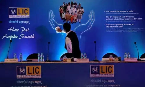LIC IPO : స్టాక్ మార్కెట్ లో లిస్టు  అయిన ఎల్‌ఐసీ..!