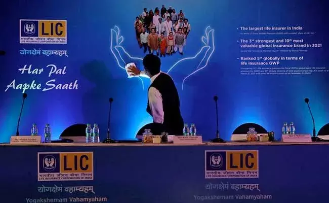 LIC IPO : స్టాక్ మార్కెట్ లో లిస్టు  అయిన ఎల్‌ఐసీ..!