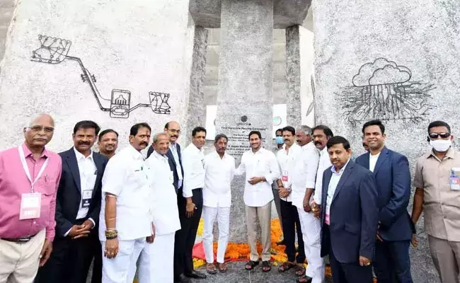 Kurnool: ఇంటిగ్రేటెడ్ పునరుత్పాదక ఇంధన ప్రాజెక్టుకు అంకురార్పణ చేసిన సీఎం జగన్.. Kurnool: ఇంటిగ్రేటెడ్ పునరుత్పాదక ఇంధన ప్రాజెక్టుకు అంకురార్పణ చేసిన సీఎం జగన్..
