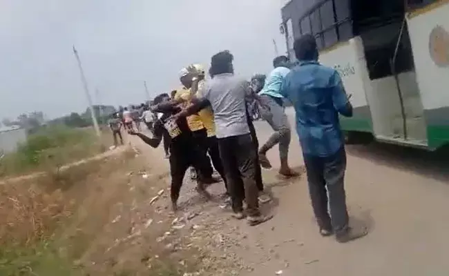 Guntur: స్కూల్ విద్యార్థుల మధ్య ఘర్షణ.. రెండు వర్గాలుగా విడిపోయి కర్రలు, రాళ్లతో దాడి..