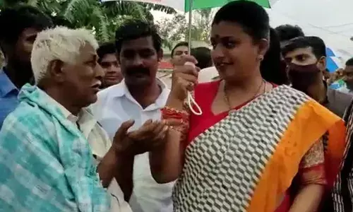 Roja: నగరిలో రోజాకు వింత అనుభవం.. పెళ్లి చేయాలంటూ వృద్ధుడి విన్నపం.. Roja: నగరిలో రోజాకు వింత అనుభవం.. పెళ్లి చేయాలంటూ వృద్ధుడి విన్నపం..