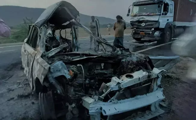 Prakasam: ప్రకాశం జిల్లాలో ఘోర రోడ్డుప్రమాదం.. నలుగురు సజీవదహనం.. Prakasam: ప్రకాశం జిల్లాలో ఘోర రోడ్డుప్రమాదం.. నలుగురు సజీవదహనం..