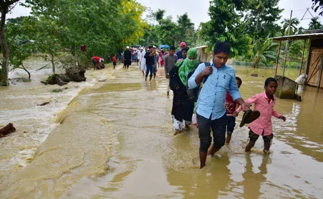 Assam: అసోంలో బీభత్సం సృష్టిస్తోన్న వరదలు.. నీట మునిగిన వందల గ్రామాలు.. Assam: అసోంలో బీభత్సం సృష్టిస్తోన్న వరదలు.. నీట మునిగిన వందల గ్రామాలు..