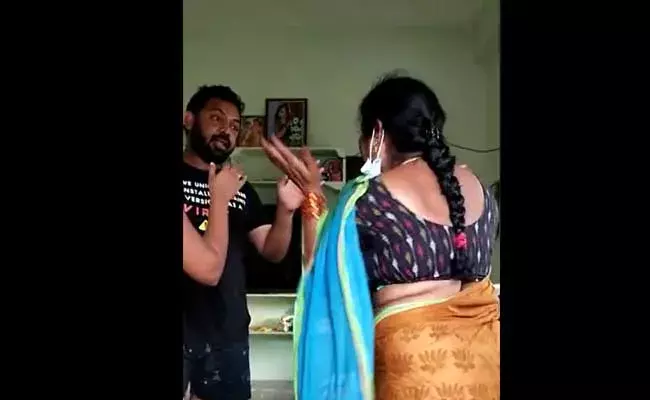 Suryapeta : భర్త వివాహేతర సంబంధం... రెడ్హ్యాండెడ్గా పట్టుకుని దేహశుద్ధి చేసిన భార్య Suryapeta : భర్త వివాహేతర సంబంధం... రెడ్హ్యాండెడ్గా పట్టుకుని దేహశుద్ధి చేసిన భార్య