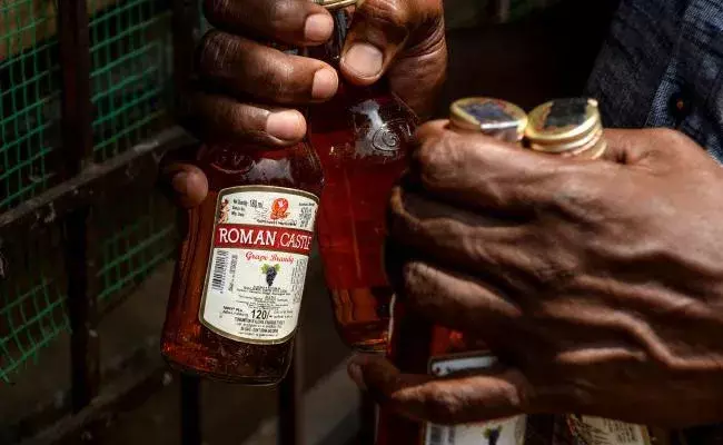 Telangana : మద్యం బాటిల్ పై పాత ధర ఉన్నప్పటికి కొత్త ధరలు వర్తిస్తాయి : అధికారులు Telangana : మద్యం బాటిల్ పై పాత ధర ఉన్నప్పటికి కొత్త ధరలు వర్తిస్తాయి : అధికారులు