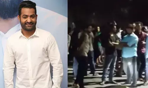 JR NTR Fans : జూబ్లీహిల్స్లోని ఎన్టీఆర్ ఇంటి వద్ద అర్ధరాత్రి ఫ్యాన్స్ హంగామా JR NTR Fans : జూబ్లీహిల్స్లోని ఎన్టీఆర్ ఇంటి వద్ద అర్ధరాత్రి ఫ్యాన్స్ హంగామా