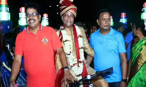 Bhubaneswar : పెళ్ళికి సైకిల్ పై వరుడు.. ఎందుకంటే..! Bhubaneswar : పెళ్ళికి సైకిల్ పై వరుడు.. ఎందుకంటే..!