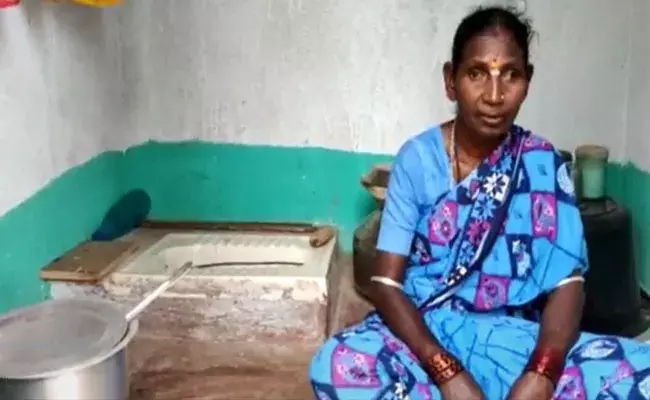 Mahabubnagar :  మరుగుదొడ్డే నివాసం.. నాలుగేళ్ళుగా అందులోనే..!