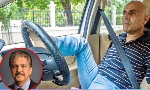 Vikram Agnihotri: కాలితో కారు డ్రైవింగ్.. సెల్యూట్ చేసిన ఆనంద్ మహీంద్రా