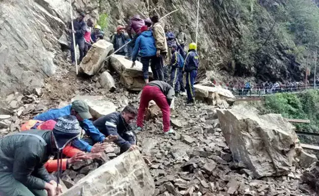 Uttarakhand: ఉత్తరాఖండ్‌లో ప్రమాదం.. రహదారిపై చిక్కుకున్న 10 వేల మంది ప్రయాణికులు..