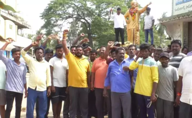 Eluru: ఎన్టీఆర్‌ విగ్రహాన్ని ఏర్పాటు చేసిన టీడీపీ నాయకులు.. అనుమతి లేదంటూ..