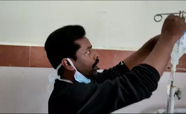 Vikarabad: అడ్రస్ లేని డ్యూటీ డాక్టర్.. మద్యం మత్తులో ఉన్న అటెండర్ వైద్యం.. Vikarabad: అడ్రస్ లేని డ్యూటీ డాక్టర్.. మద్యం మత్తులో ఉన్న అటెండర్ వైద్యం..