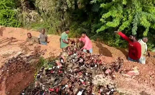 Prakasam: బీరు బాటిళ్లతో వెళ్తున్న లారీ బోల్తా.. మద్యం కోసం ఎగబడిన జనం.. Prakasam: బీరు బాటిళ్లతో వెళ్తున్న లారీ బోల్తా.. మద్యం కోసం ఎగబడిన జనం..