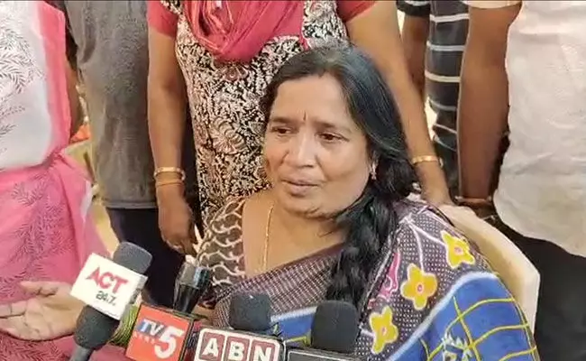 Nellore: టీడీపీ నగర మహిళా అధ్యక్షురాలిపై మాజీ మంత్రి అనిల్ అనుచరులు దాడి..! Nellore: టీడీపీ నగర మహిళా అధ్యక్షురాలిపై మాజీ మంత్రి అనిల్ అనుచరులు దాడి..!