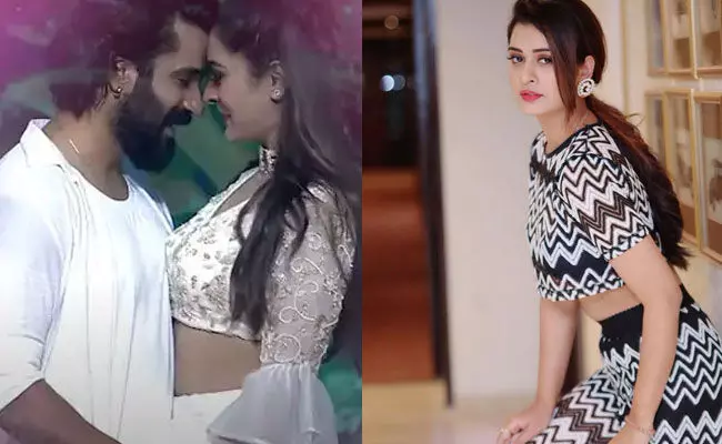 Payal Rajput: స్టేజ్పైనే బాయ్ఫ్రెండ్కు లిప్ లాక్ ఇచ్చిన హీరోయిన్.. Payal Rajput: స్టేజ్పైనే బాయ్ఫ్రెండ్కు లిప్ లాక్ ఇచ్చిన హీరోయిన్..