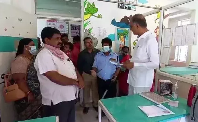 Harish Rao: కొండాపూర్ ఏరియా ఆసుపత్రిలో హరీష్రావు ఆకస్మిక తనిఖీ.. డాక్టర్ సస్పెండ్.. Harish Rao: కొండాపూర్ ఏరియా ఆసుపత్రిలో హరీష్రావు ఆకస్మిక తనిఖీ.. డాక్టర్ సస్పెండ్..