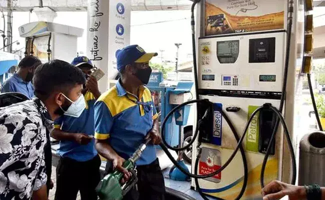 Petrol And Diesel Price: పెట్రోల్, డీజిల్ ధరలపై వ్యాట్‌ను తగ్గించిన పలు రాష్ట్రాలు..