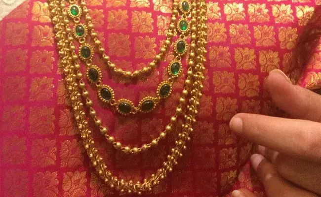 Gold and Silver Rates Today : గుడ్ న్యూస్..గోల్డ్ ధర అలాగే ఉంది.. సిల్వర్ ధర బాగా తగ్గింది..