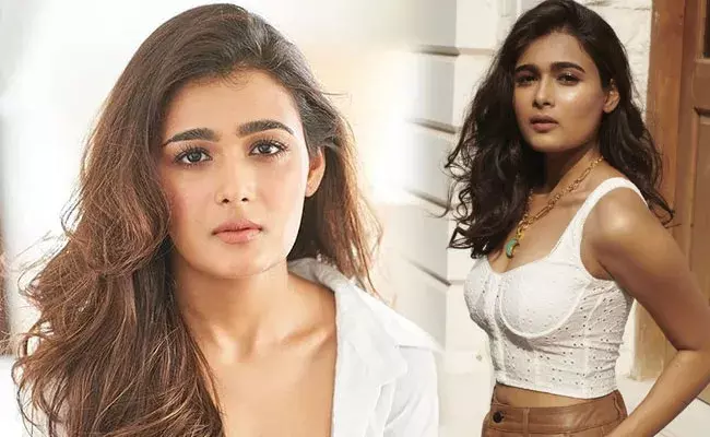 Shalini Pandey: పూర్తిగా లుక్ మార్చేసిన అర్జున్ రెడ్డి భామ.. బాలీవుడ్పైనే ఫోకస్.. Shalini Pandey: పూర్తిగా లుక్ మార్చేసిన అర్జున్ రెడ్డి భామ.. బాలీవుడ్పైనే ఫోకస్..