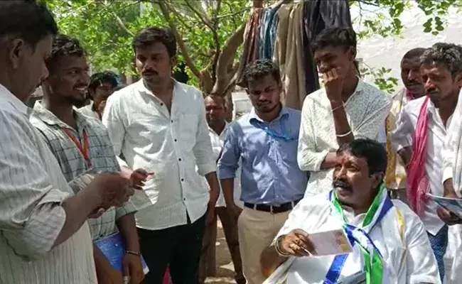 Kurnool: కర్నూలులో కొత్త స్కామ్.. ప్రజల అకౌంట్లలో ప్రభుత్వ పథకాల డబ్బు మాయం.. Kurnool: కర్నూలులో కొత్త స్కామ్.. ప్రజల అకౌంట్లలో ప్రభుత్వ పథకాల డబ్బు మాయం..