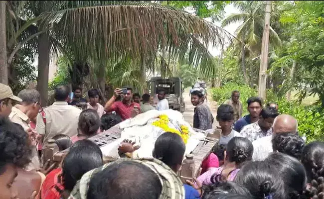 Konaseema District: కోనసీమ జిల్లాలో ఉద్రిక్తత.. దళిత వృద్ధుడి మృతదేహంతో.. Konaseema District: కోనసీమ జిల్లాలో ఉద్రిక్తత.. దళిత వృద్ధుడి మృతదేహంతో..