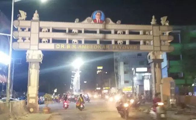 Konaseema District: అమలాపురంలో కొనసాగుతున్న 144సెక్షన్.. మళ్లీ సాధారణ పరిస్థితులు.. Konaseema District: అమలాపురంలో కొనసాగుతున్న 144సెక్షన్.. మళ్లీ సాధారణ పరిస్థితులు..