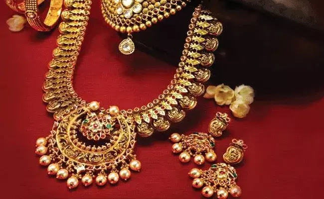 Gold and Silver Rates Today :  భారీగా తగ్గిన బంగారం, వెండి ధరలు..