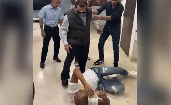 Shikhar Dhawan: నాకౌట్కు అర్హత సాధించడంలో విఫలం.. తండ్రి చేతిలో తన్నులు తిన్న శిఖర్ ధావన్ Shikhar Dhawan: నాకౌట్కు అర్హత సాధించడంలో విఫలం.. తండ్రి చేతిలో తన్నులు తిన్న శిఖర్ ధావన్