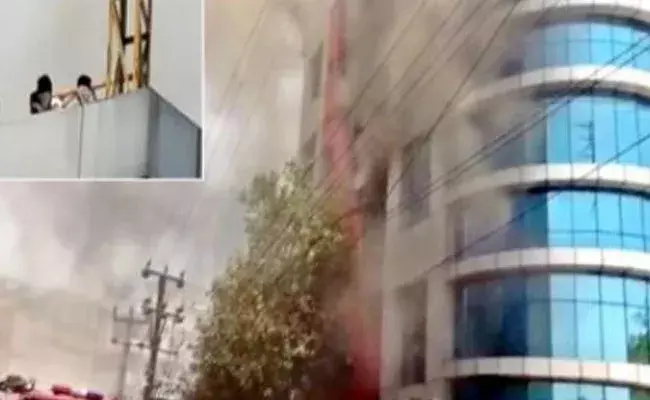 Raidurg: రాయదుర్గం గ్రీన్ బావర్చి హోటల్లో మంటలు.. లోపల చిక్కుకుపోయిన పలువురు.. Raidurg: రాయదుర్గం గ్రీన్ బావర్చి హోటల్లో మంటలు.. లోపల చిక్కుకుపోయిన పలువురు..