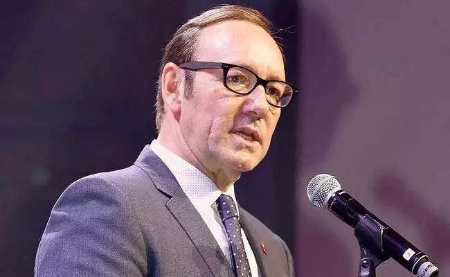Kevin Spacey: పురుషులపై నటుడు లైంగిక వేధింపులు.. ఛార్జ్ షీట్ దాఖలు.. Kevin Spacey: పురుషులపై నటుడు లైంగిక వేధింపులు.. ఛార్జ్ షీట్ దాఖలు..