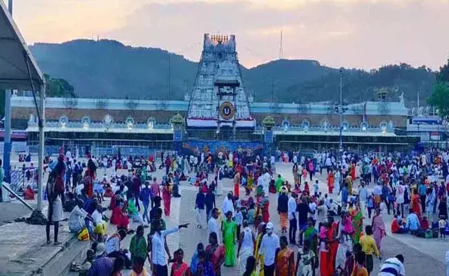 Tirumala: తిరుమలలో అనూహ్యంగా పెరిగిన భక్తుల రద్దీ.. దర్శనానికి 48 గంటలు..