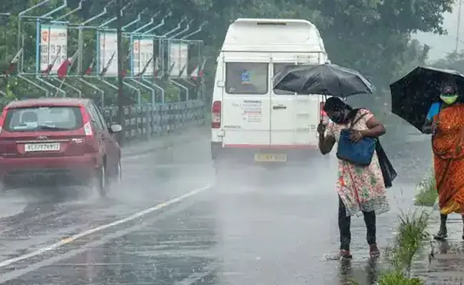 Kerala: కేరళను తాకిన నైరుతి రుతుపవనాలు.. మూడు రోజుల ముందుగానే.. Kerala: కేరళను తాకిన నైరుతి రుతుపవనాలు.. మూడు రోజుల ముందుగానే..