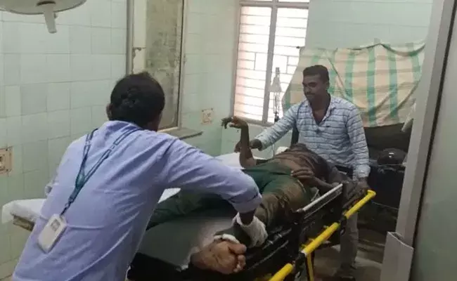 Nellore: వైద్య సిబ్బంది నిర్లక్ష్యంతో పోయిన ప్రాణం.. యాక్సిడెంట్ అయినా పట్టించుకోకపోవడంతో.. Nellore: వైద్య సిబ్బంది నిర్లక్ష్యంతో పోయిన ప్రాణం.. యాక్సిడెంట్ అయినా పట్టించుకోకపోవడంతో..